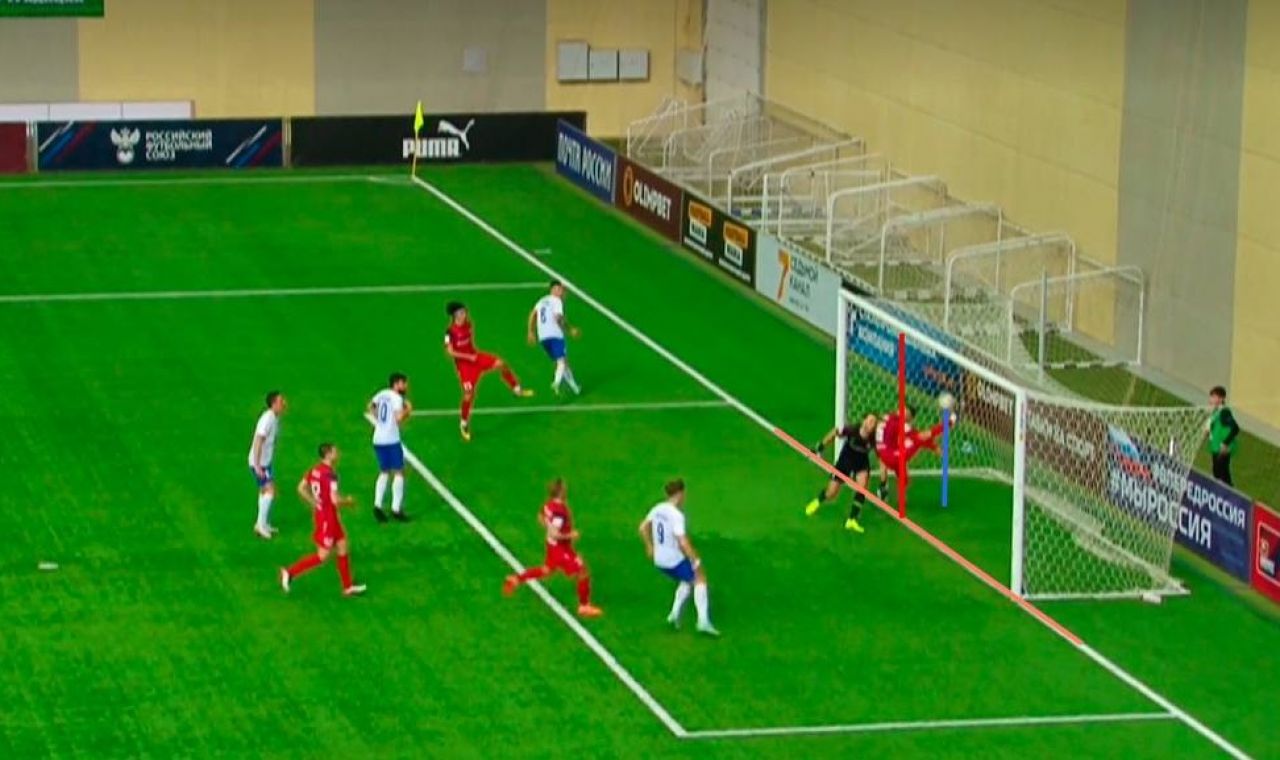 Стоп-кадр трансляции матча, на котором хорошо видно, что мяч пересёк линию ворот.
