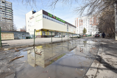 Воронежцы пожаловались на огромную яму возле торгового центра