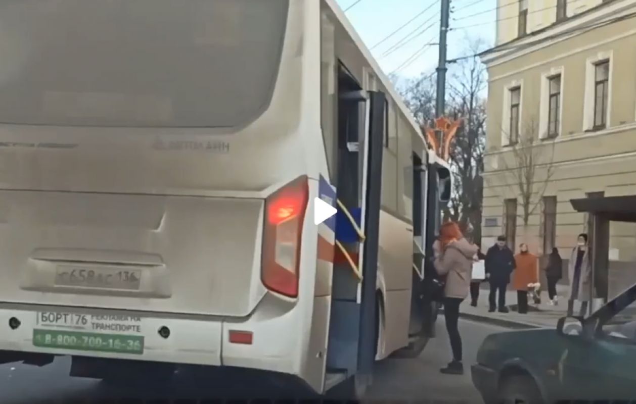 Водитель автобуса перекрыл две полосы на одной из главных улиц Воронежа (ВИДЕО)