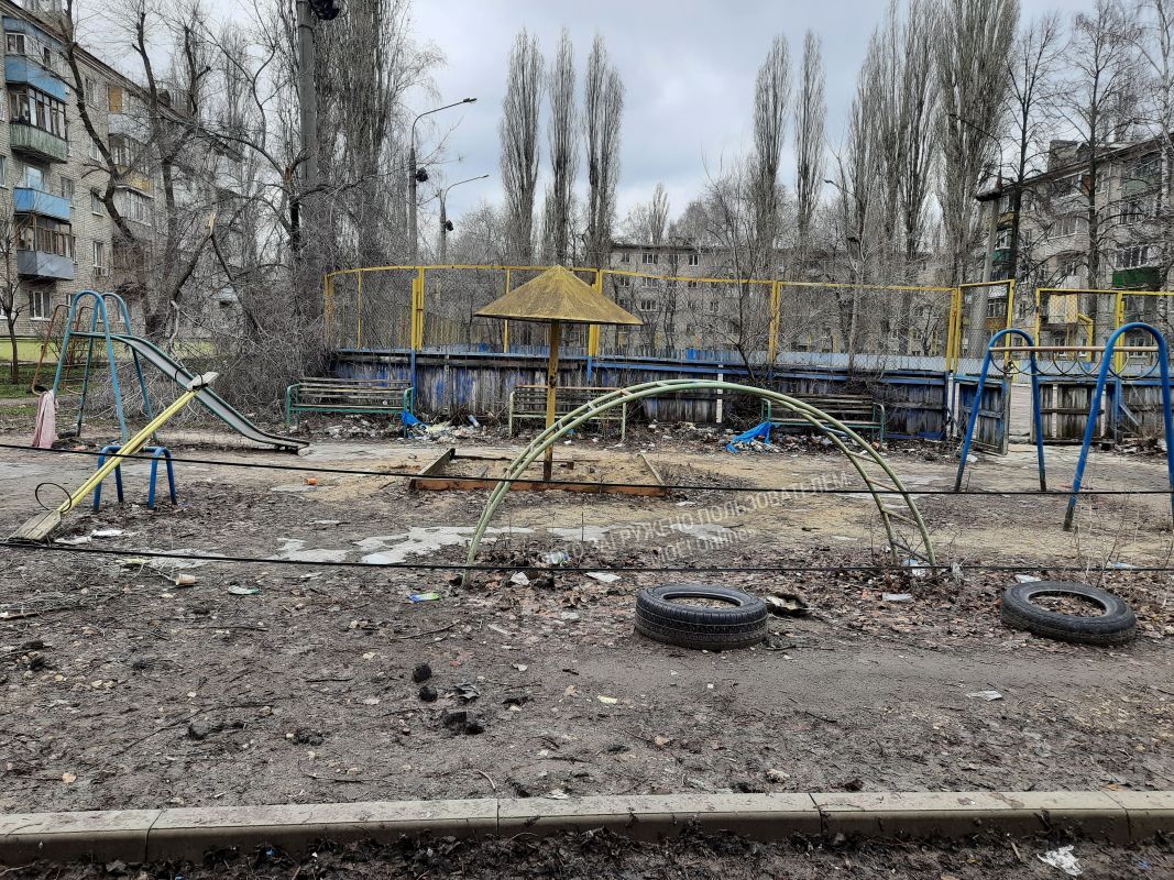 Воронежцы сообщили об опасно нависших проводах на детской площадке