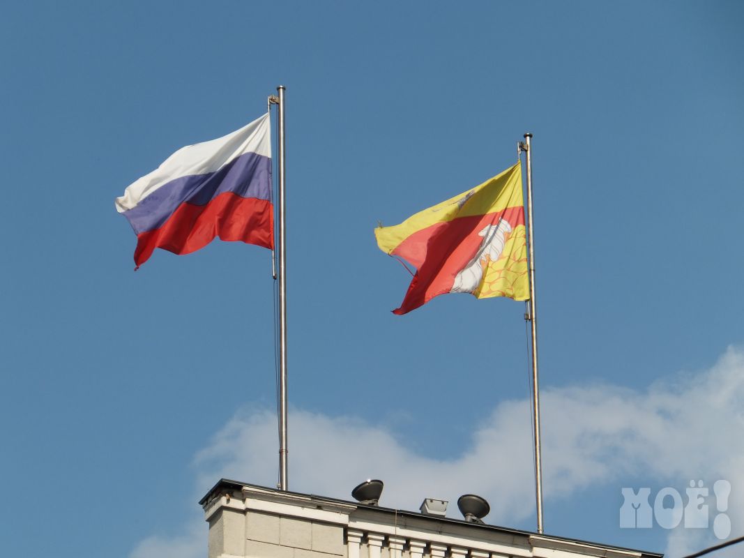Уроки в воронежских школах будут начинать с поднятия флага России