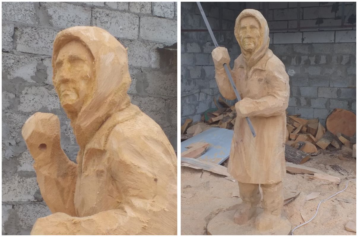 Воронежец вырезал из дерева скульптуру украинской бабушки с красным флагом