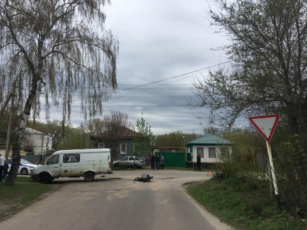 Парень на мопеде влетел в «ГАЗель» в Воронежской области