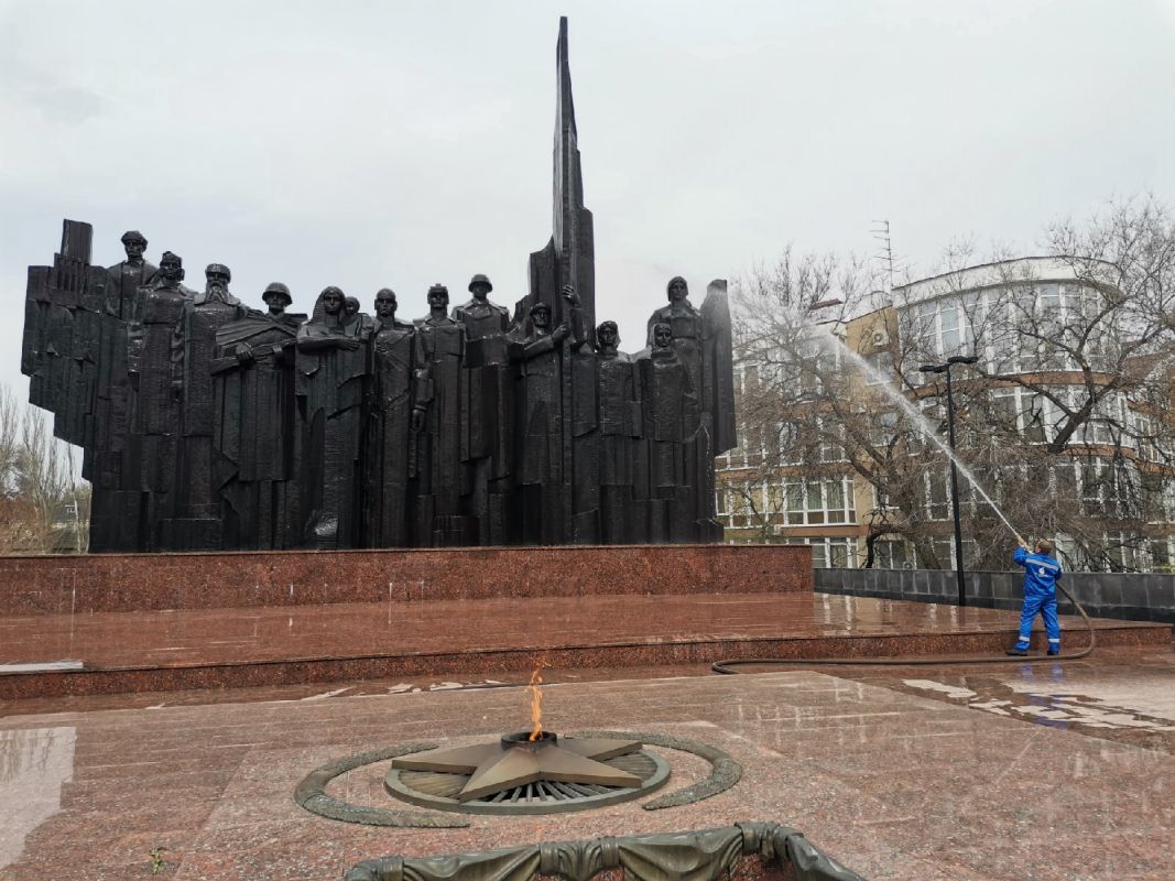 Воронежским памятникам устроили водные процедуры