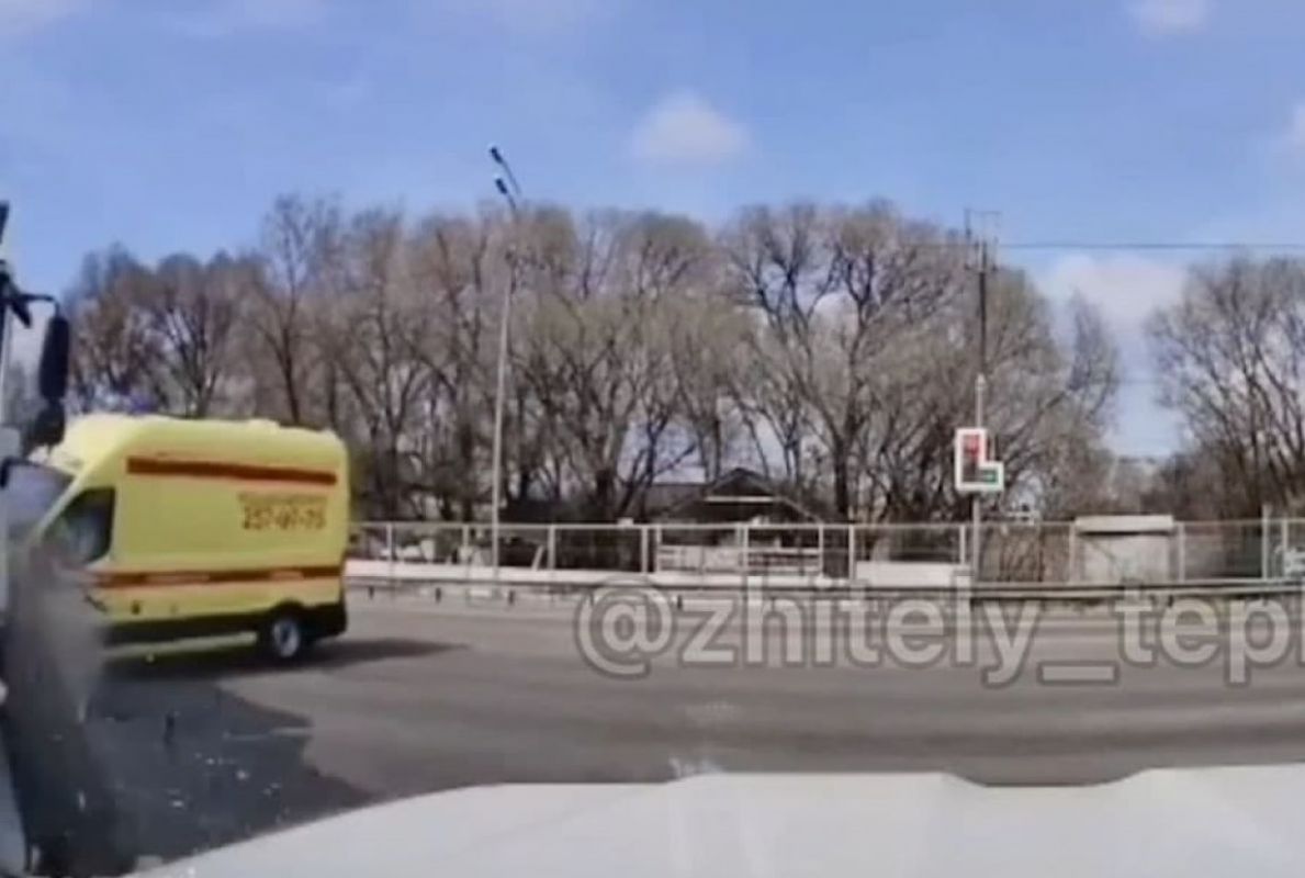 Момент ДТП с реанимационным автомобилем в Воронеже попал на видео