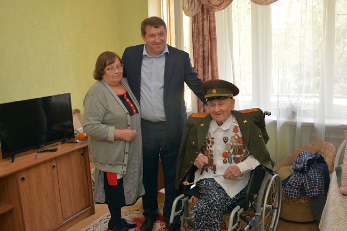 Депутаты Гордумы помогли ветерану из Донбаса - сшить форму ко Дню победы