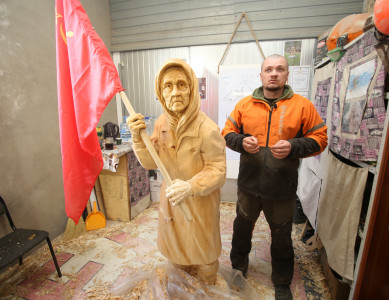 Воронежской скульптуре бабушки с флагом передали знамя с Донбасса