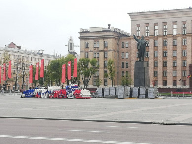 В центре Воронежа началась установка трибун ко Дню Победы