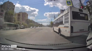 Очередной игнорирующий ПДД автобус попал на видео в Воронеже