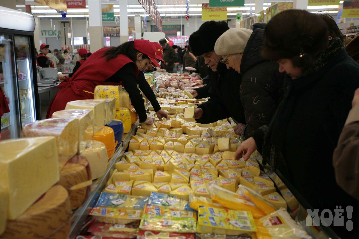 На полках воронежского магазина нашли поддельный сыр