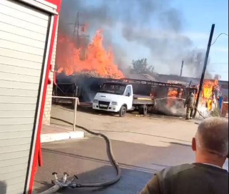 Сильный пожар произошёл около Юго-Западного рынка в Воронеже