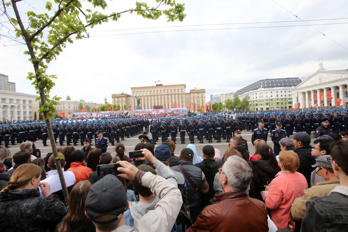 На параде Победы в&nbsp;Воронеже почтили память погибших ружейными залпами