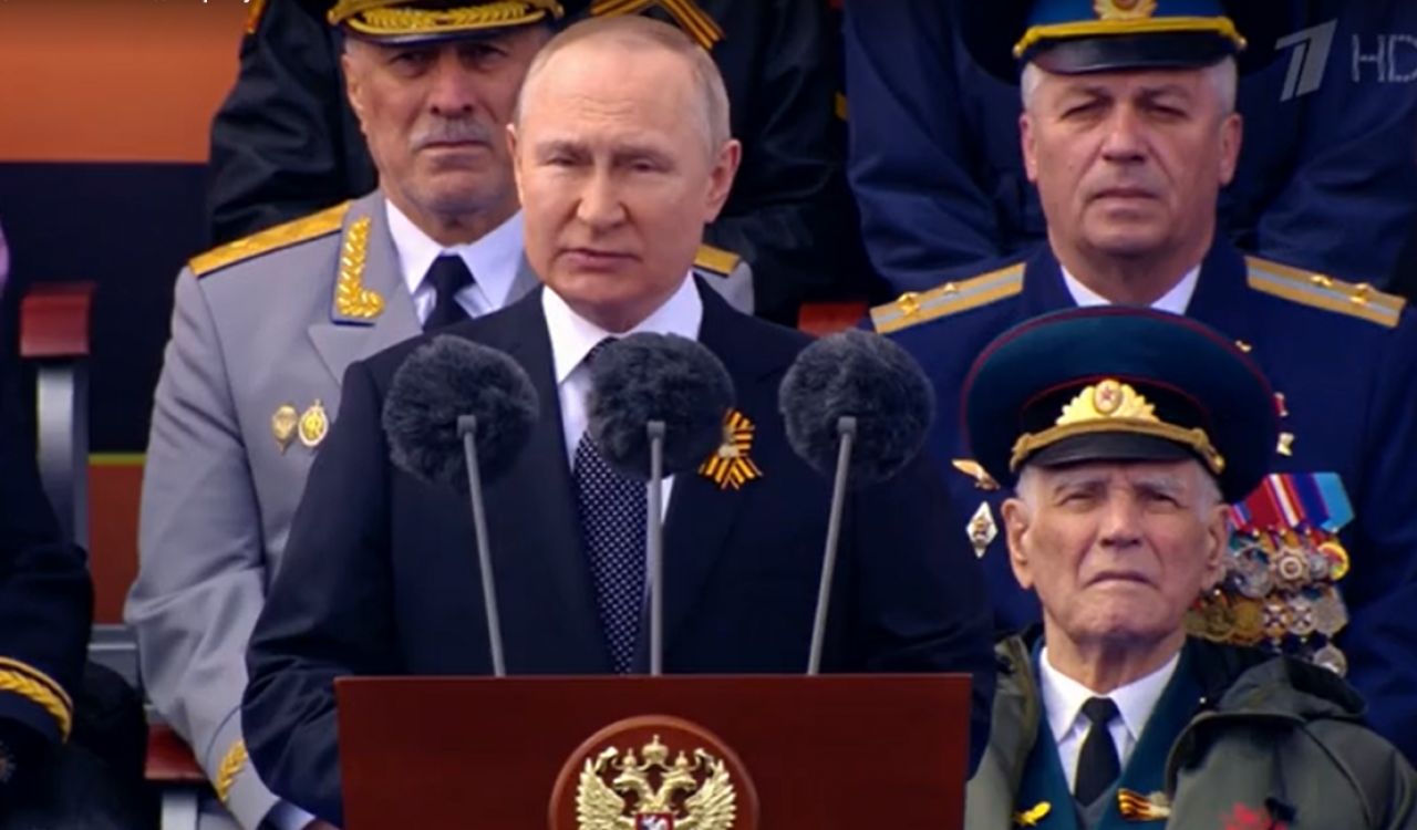 «Гибель каждого солдата и офицера — горе для&nbsp;нас». Владимир Путин произнёс речь на&nbsp;параде в&nbsp;честь 9 Мая
