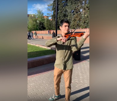 Молодой скрипач поздравил воронежцев с праздником Победы