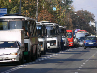 Многокилометровые пробки сковали два выезда из Воронежа