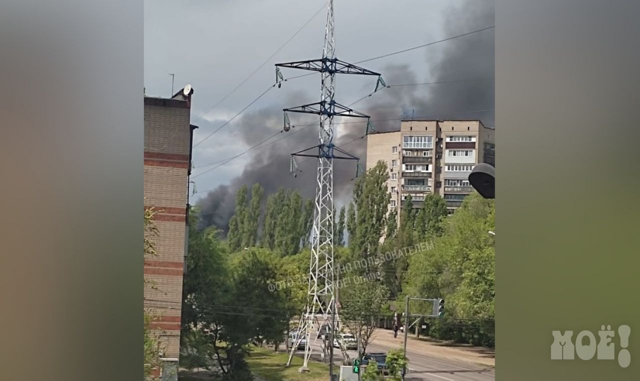 Мощный пожар разгорелся на бывших складах в одном из районов Воронежа