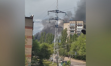 Мощный пожар разгорелся на бывших складах в одном из районов Воронежа