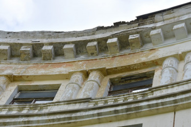 «С дома рухнул кусок карниза. Неделю уже лежит»