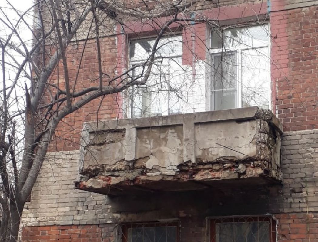 Аварийный балкон дома № 16 на улице Кольцовской