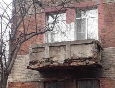 Очередной балкон может рухнуть с дома в центре Воронежа