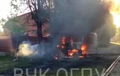 В сети появилось видео пожара из обстрелянного посёлка в Курске, где погиб воронежец