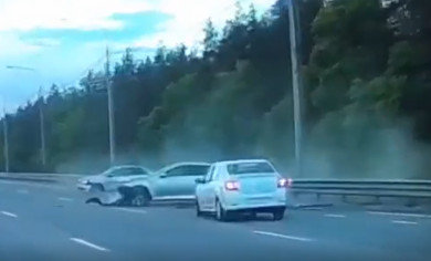 Воронежцы сняли на видео жёсткое столкновение трёх авто на Московском проспекте