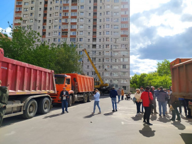 «Люди лезут под грузовики». Воронежцы протестуют из-за сноса аварийного забора