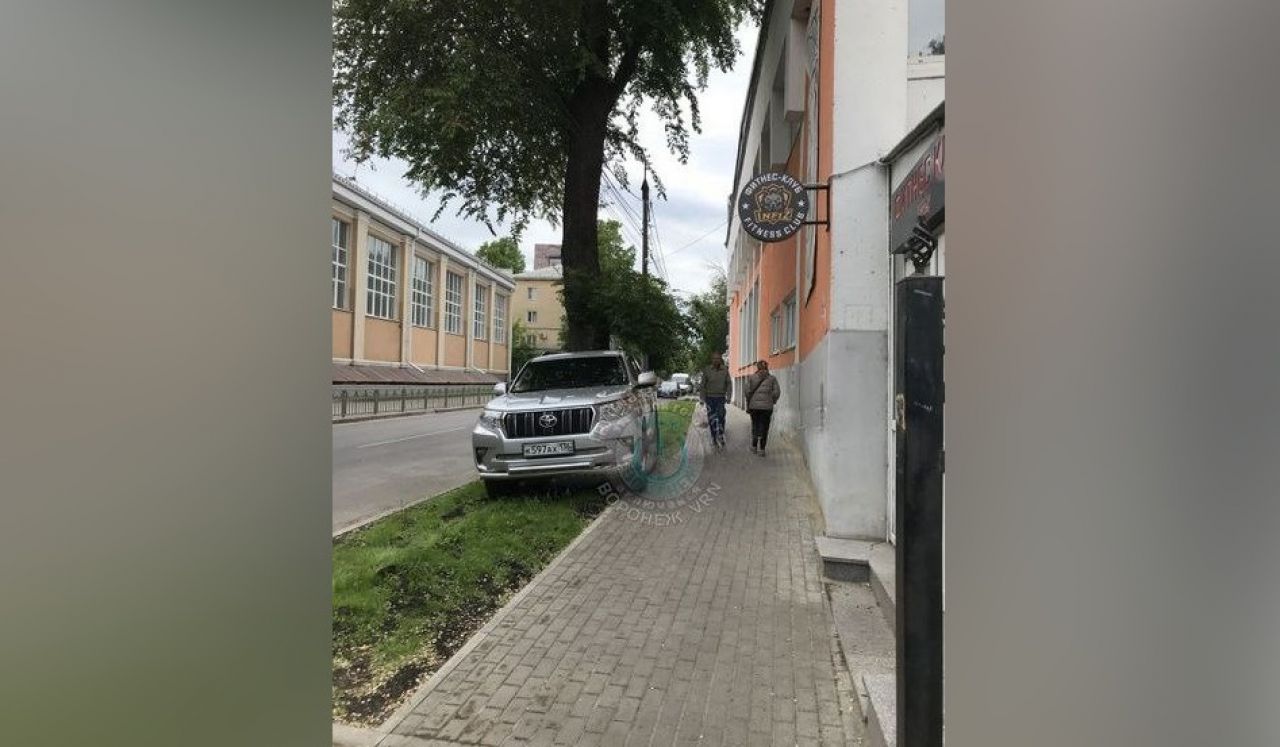 Автохам припарковал внедорожник на газоне в центре Воронежа
