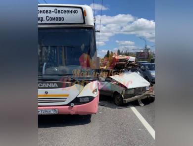 Двойное ДТП с автобусом маршрута № 90 произошло в Воронеже
