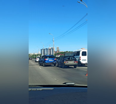Авария с двумя легковушками сковала пробками три улицы Воронежа