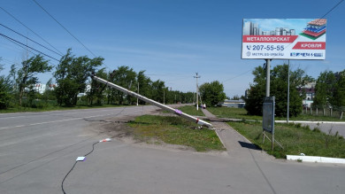 «Провода можно достать рукой». Столб повис на проводах над проезжей частью под Воронежем
