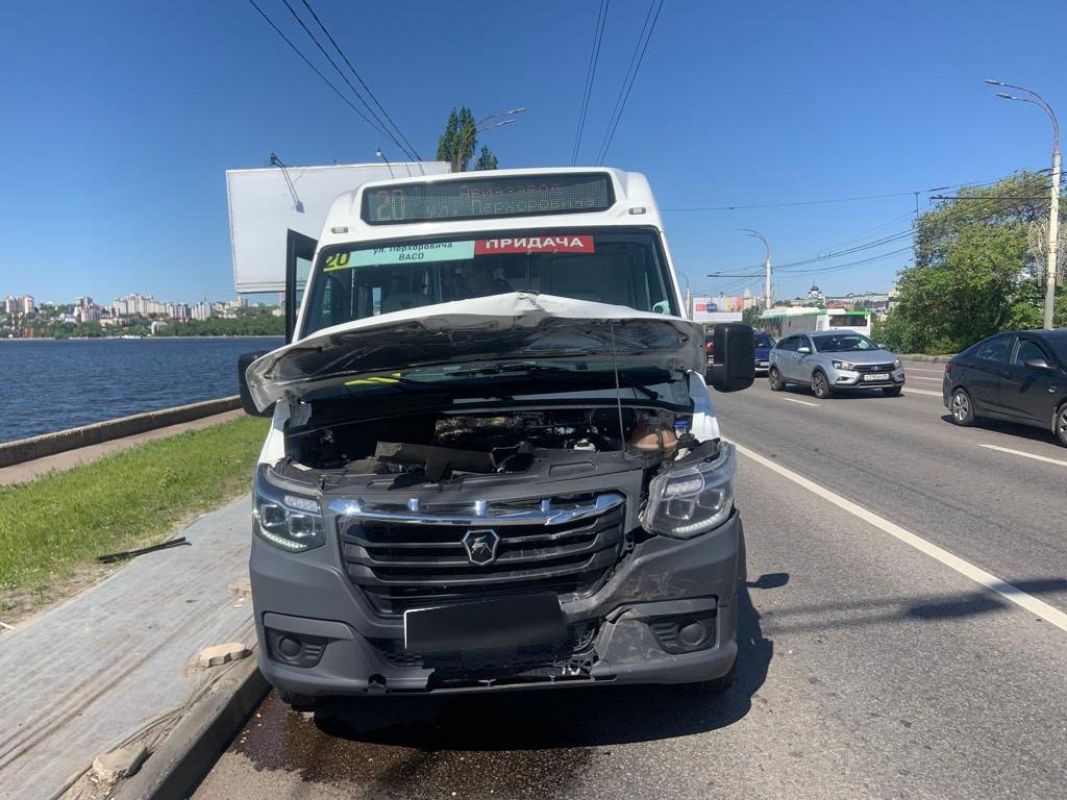 Четыре человека пострадали в массовом ДТП с маршруткой на Чернавском мосту