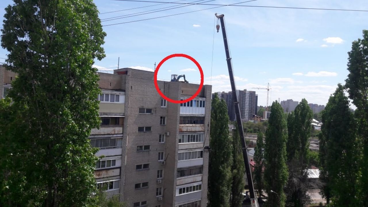 Воронежцев испугал экскаватор на крыше девятиэтажки