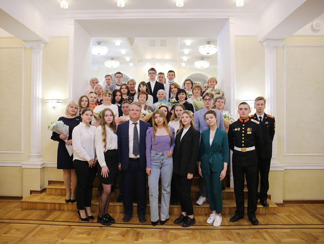 Мэр Вадим Кстенин поздравил воронежских выпускников из замещающих семей с окончанием школы