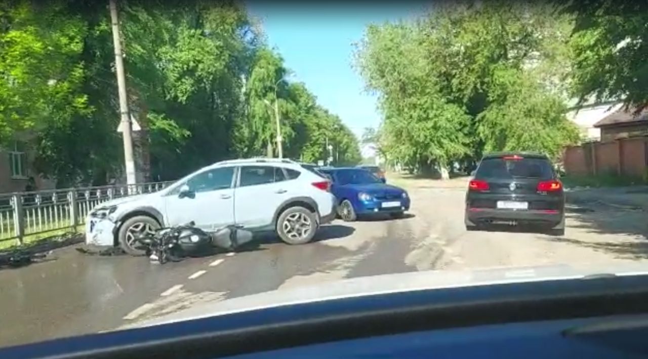 В Воронеже столкнулись мотоцикл и&nbsp;легковушка: есть пострадавший