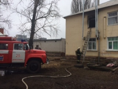 14 человек эвакуировали из горящего дома в Воронежской области