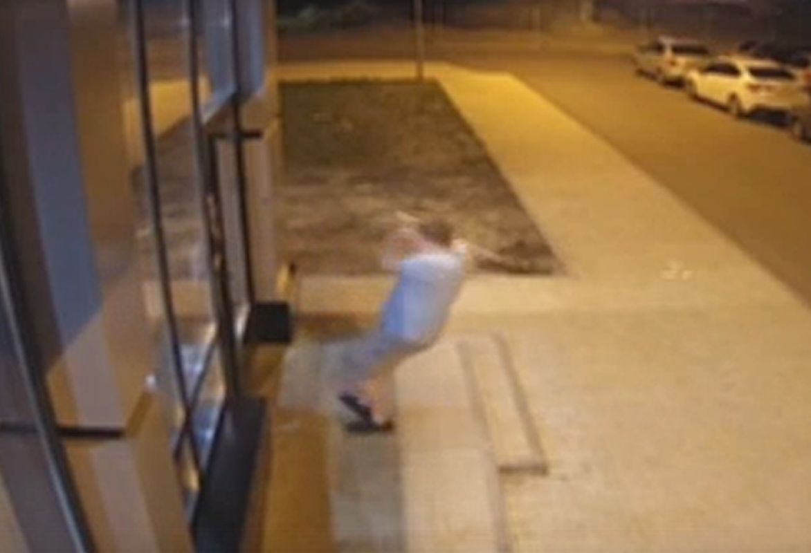 Воронежец едва не убился, пытаясь открыть дверь подъезда