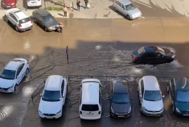 «Улица Владимира Невского плывёт!». В Северном микрорайоне произошёл потоп