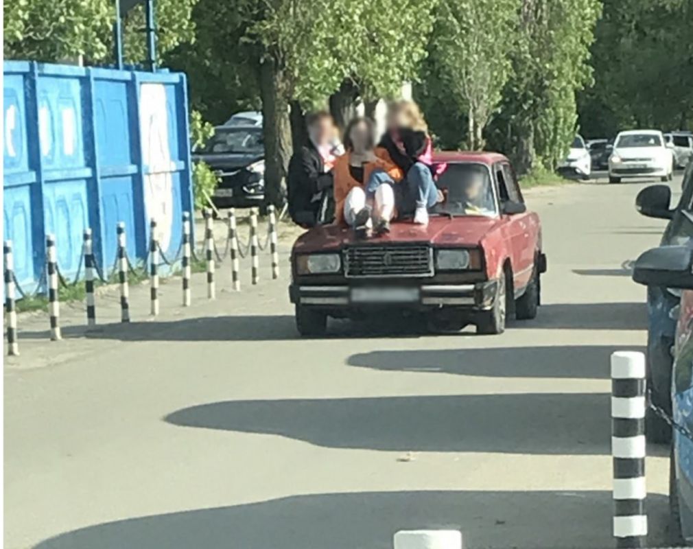 В Воронеже наказали водителя, катавшего пассажиров на капоте