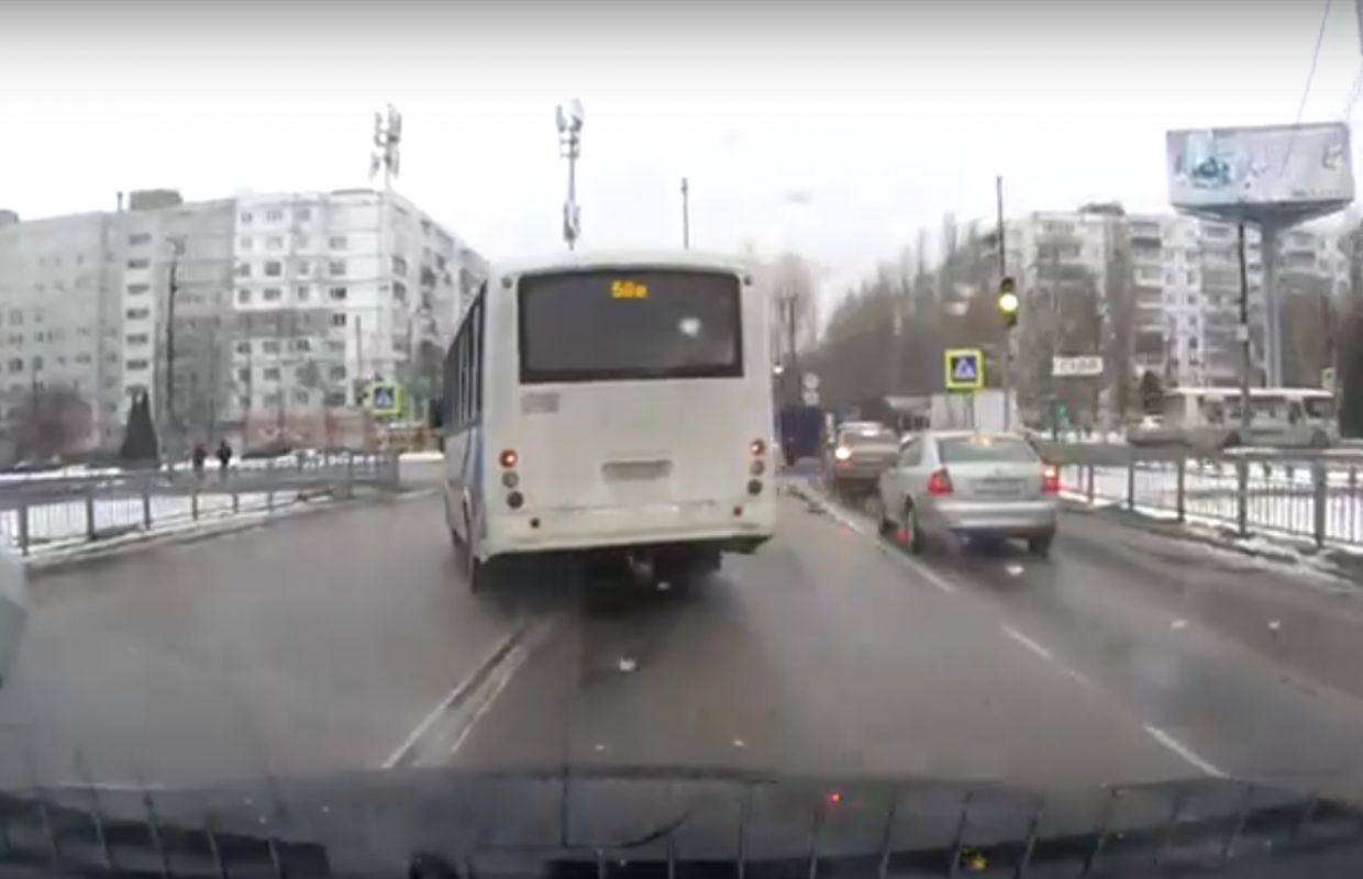 Воронежский маршрутчик нарушил сразу 4 правила дорожного движения (Видео)&nbsp;