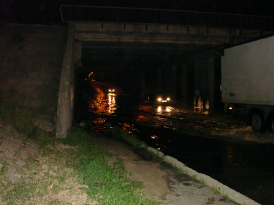 «Плывём по сточной канаве». Затоплена дорога под мостом на улице Землячки 