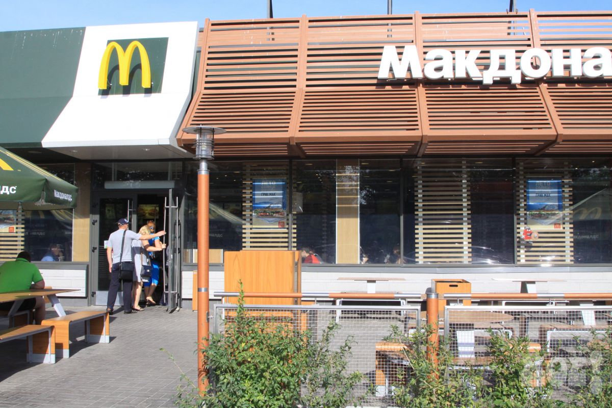 Стали известны название и меню новой сети ресторанов, которая заменит «Макдоналдс»