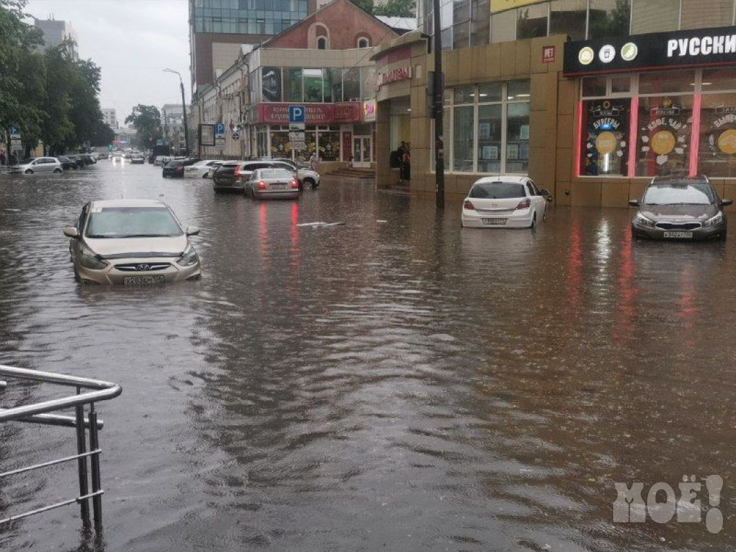 Затопленная улица у «Галереи Чижова»