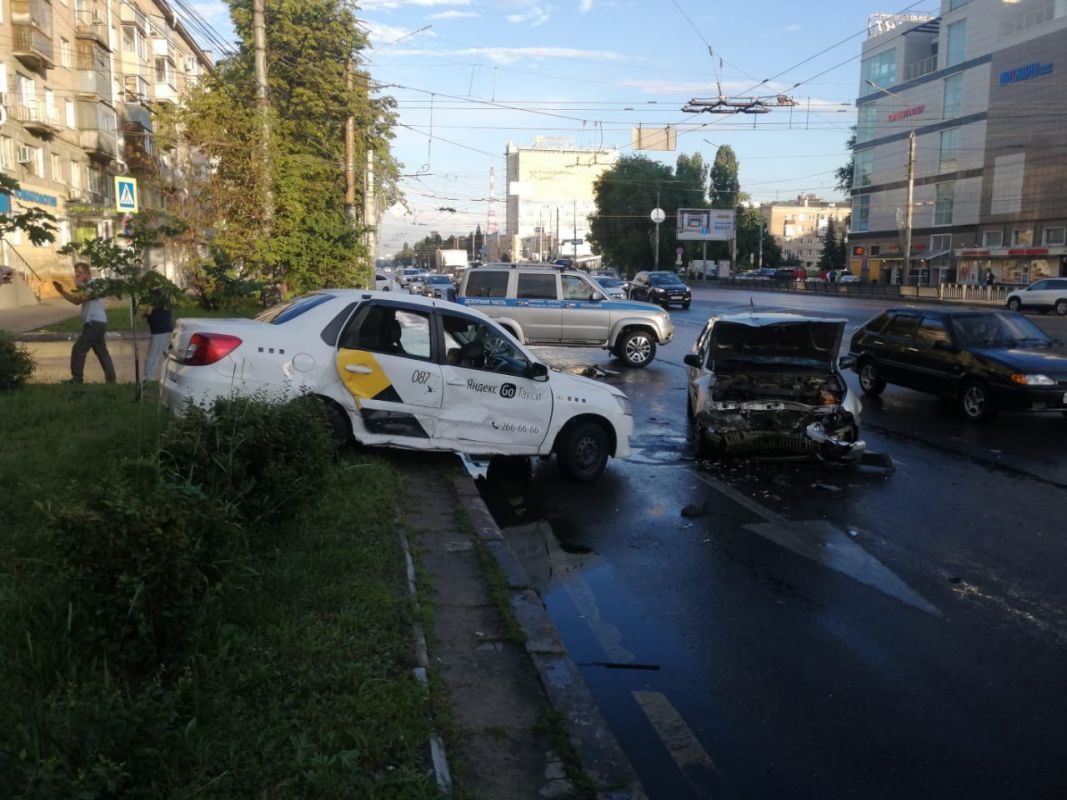 3 человека пострадали в&nbsp;аварии с&nbsp;участием такси около цирка в Воронеже