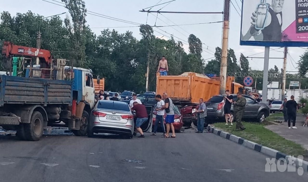 Момент столкновения грузовика с семью легковушками в Воронеже попал на видео