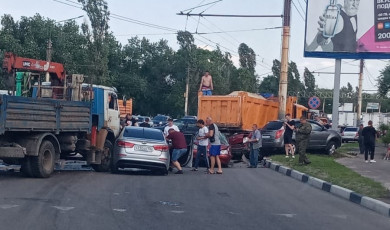 Момент столкновения грузовика с семью легковушками в Воронеже попал на видео
