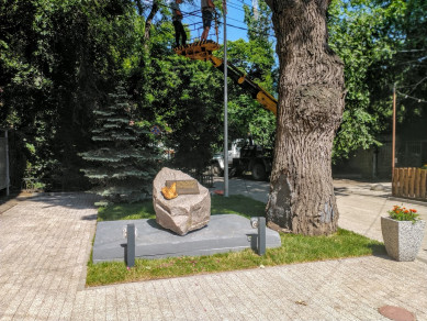 Западные санкции помешали своевременной установке в Воронеже памятника погибшим в саду Пионеров детям