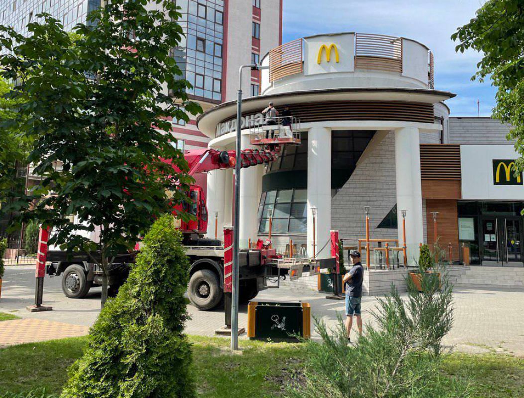 В центре Воронежа демонтировали вывеску «Макдоналдса»