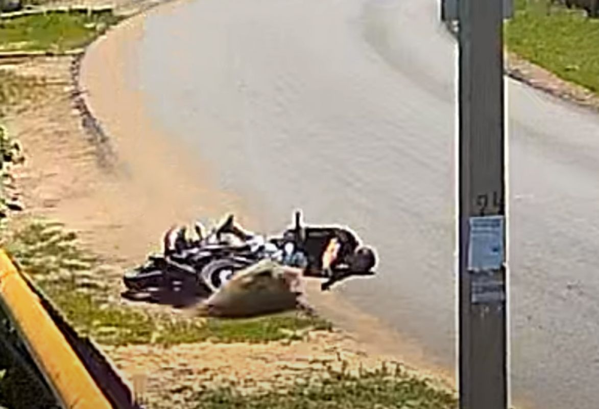 На скриншоте мотоциклист упал, его отбрасывает в сторону столба