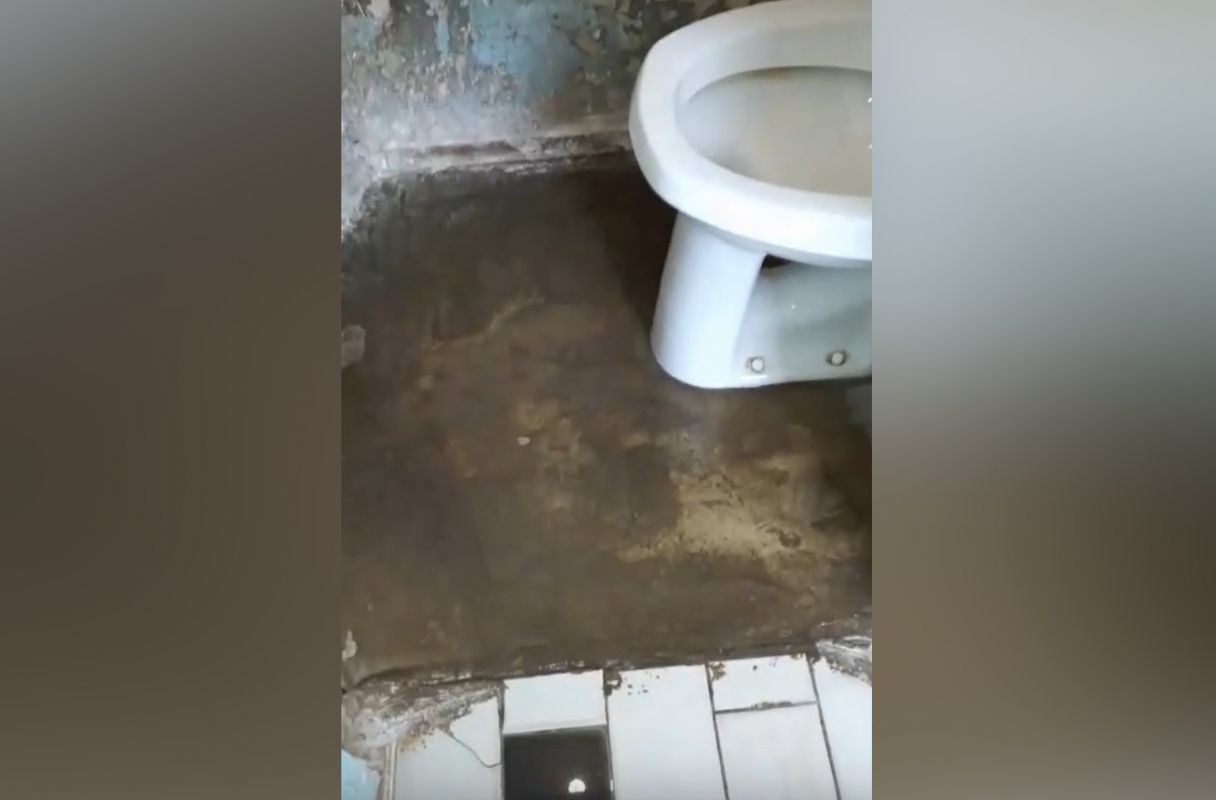 «Мы тонем в фекалиях»: жители воронежского общежития пожаловались на ежедневные потопы